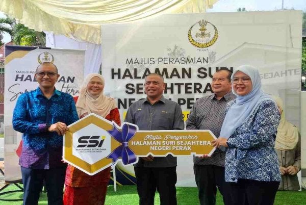 Saarani (tengah) ketika menyaksikan gimik penyerahan replika kunci Halaman Suri Sejahtera Negeri Perak daripada Perbadanan Setiausaha Kerajaan Negeri Perak kepada Sekretariat Pembangunan Wanita dan Masyarakat Negeri Perak di Taman Lapangan Terbang, Ipoh pada Khamis.