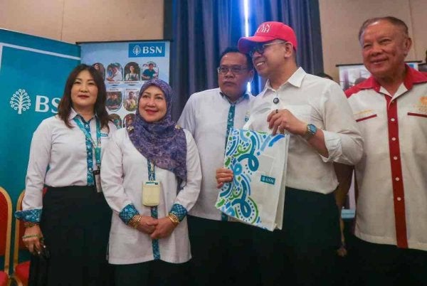 Steven (dua kanan) merasmikan Taklimat Pembiayaan dan Akses Pasaran PMKS anjuran SME Corp Malaysia dengan kerjasama Dewan Perniagaan dan Perindustrian Cina Kedah (KCCCI) di Alor Setar pada Khamis.