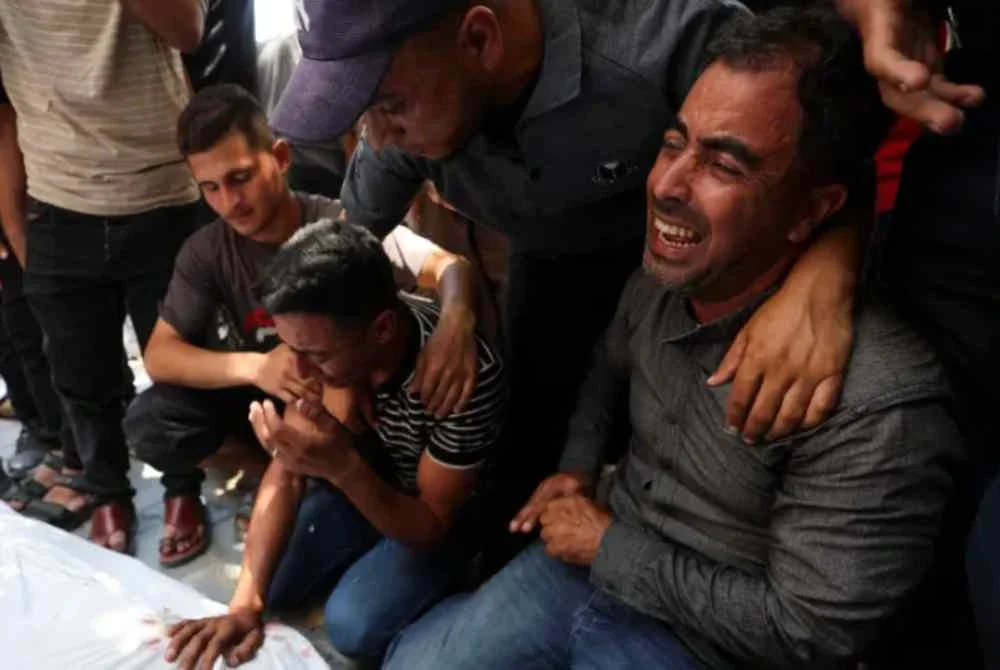 Ahli keluarga dan orang ramai menghadiri upacara pengebumian enam anggota polis Palestin yang terkorban dalam serangan Israel ke atas sebuah balai polis di Hospital al-Shifa, Bandar Gaza. Foto Agensi 