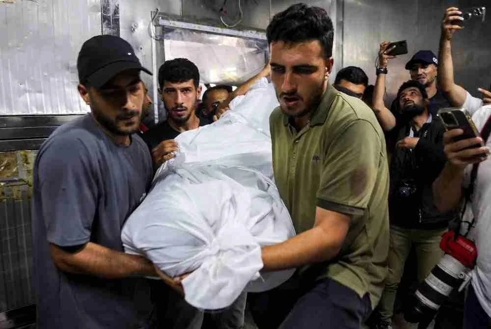 Beberapa lelaki mengusung jenazah mangsa yang terkorban selepas sebuah balai polis di Kem Pelarian Jabalia, utara Semenanjung Gaza, dibedil dalam serangan udara Israel. Foto AFP