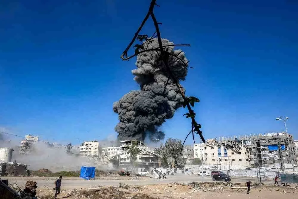 Kepulan asap tebal menjulang ke udara selepas serangan Israel menyasarkan sebuah kawasan perindustrian di Bandar Gaza. Foto AFP