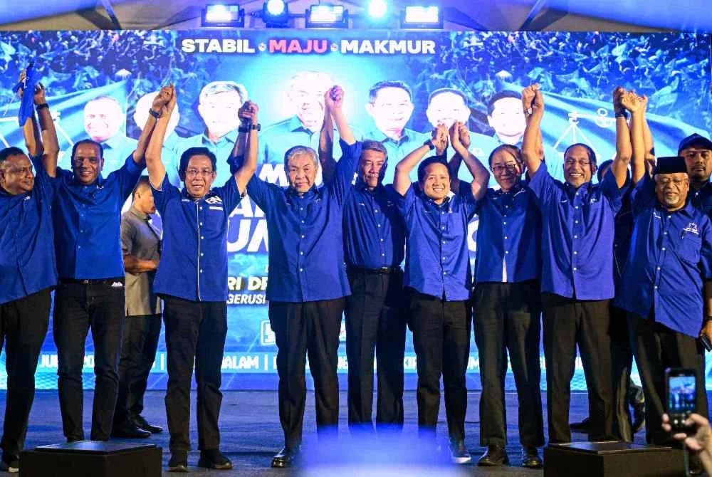 Pengerusi BN, Datuk Seri Dr Ahmad Zahid Hamidi (tengah) mengangkat tangan bersama sebahagian calon pada majlis pengumuman Calon BN PRN Negeri Sembilan di pekarangan Stadium Tuanku Abdul Rahman. Foto Bernama