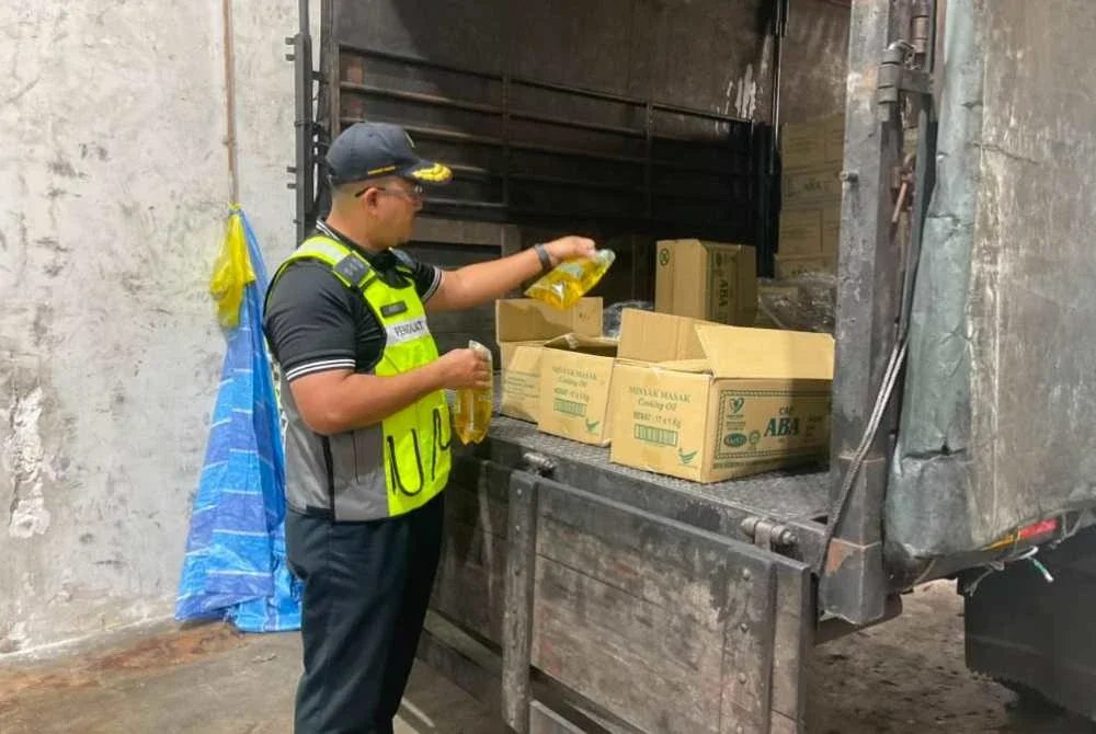 Minyak masak bersubsidi yang dirampas KPDN dalam operasi baru-baru ini.