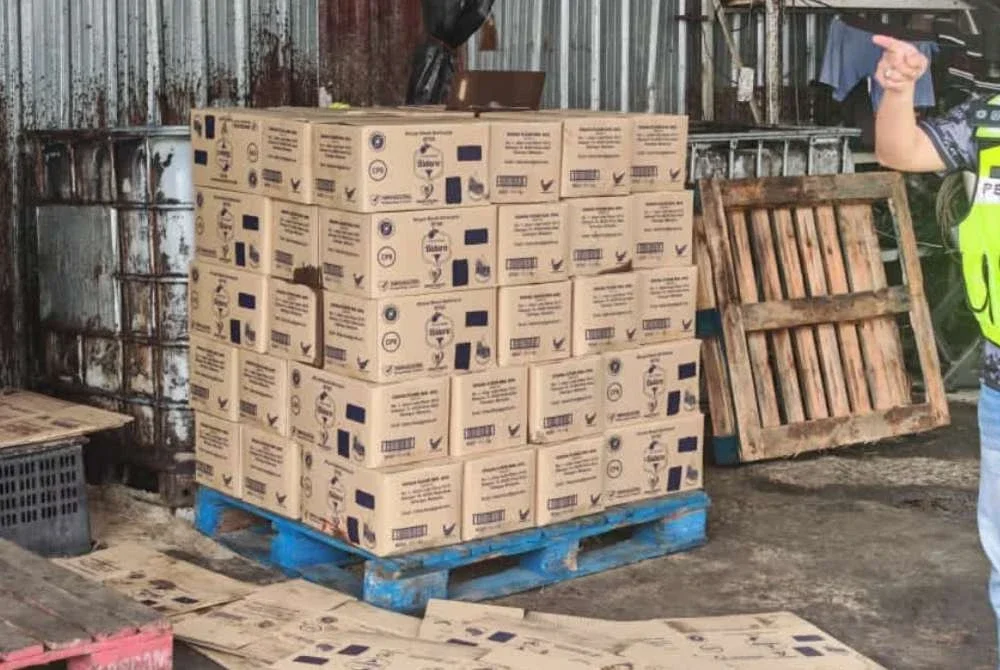 Minyak masak peket bersubsidi dirampas dalam serbuan di dua stor di Shah Alam dalam serbuan baru-baru ini.