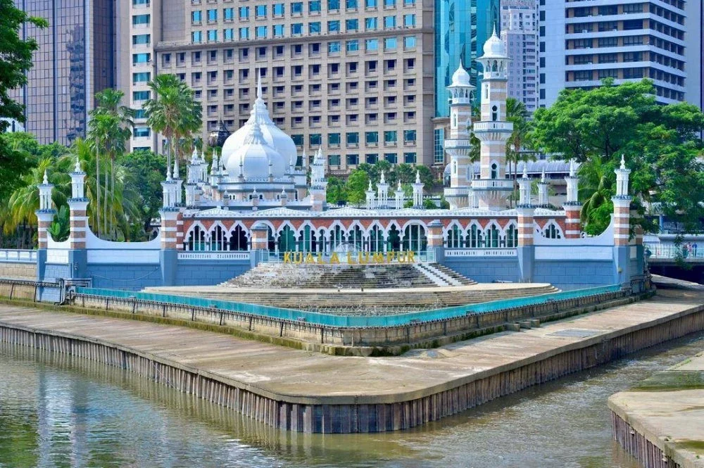Masjid Jamek Sultan Abdul Samad terus menjadi mercu tanda ikonik Kuala Lumpur, memperlihatkan keharmonian seni bina bersejarah dengan landskap metropolitan yang pesat membangun.