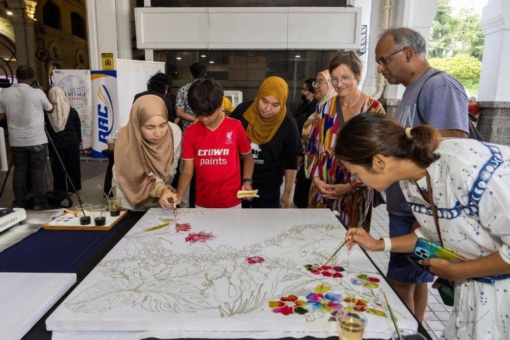 Pelancong tidak melepaskan peluang mencanting batik sempena Festival Heritage Colours baru-baru ini.