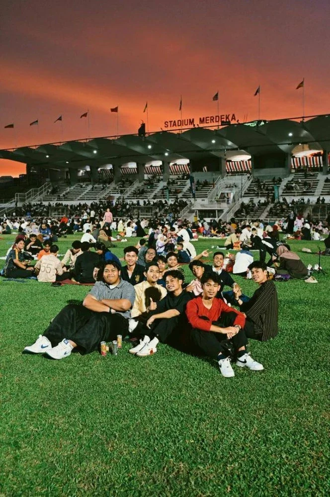 Dari medan bersejarah dan arena sukan kepada ruang santai warga kota, Stadium Merdeka terus menyatukan rakyat dalam suasana penuh harmoni.