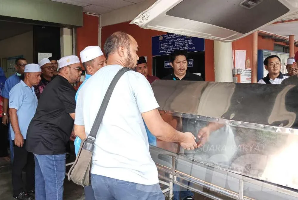 Jenazah dibawa ke Tanah Perkuburan Islam Gugusan Felda Waha untuk dikebumikan.