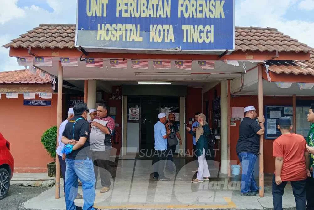 Keluarga dan rakan arwah berada di Unit Forensik Hospital Kota Tinggi.