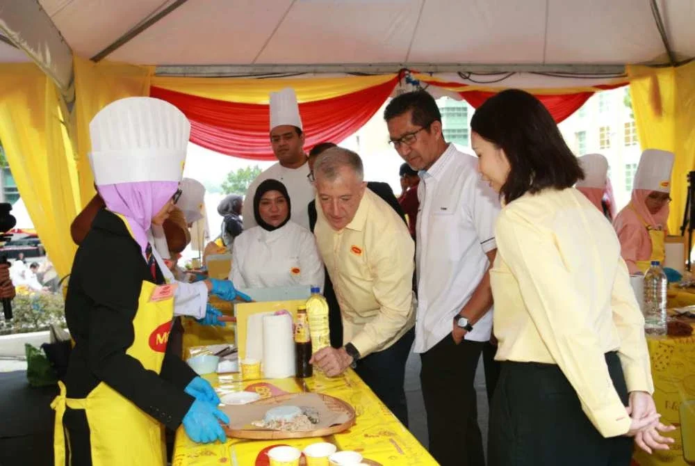 Ithnin Mahadi (dua dari kanan) meninjau peserta menyediakan hidangan pada MSSCC 2026.
