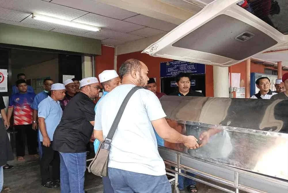 Jenazah dibawa ke Tanah Perkuburan Islam Gugusan Felda Waha untuk dikebumikan.