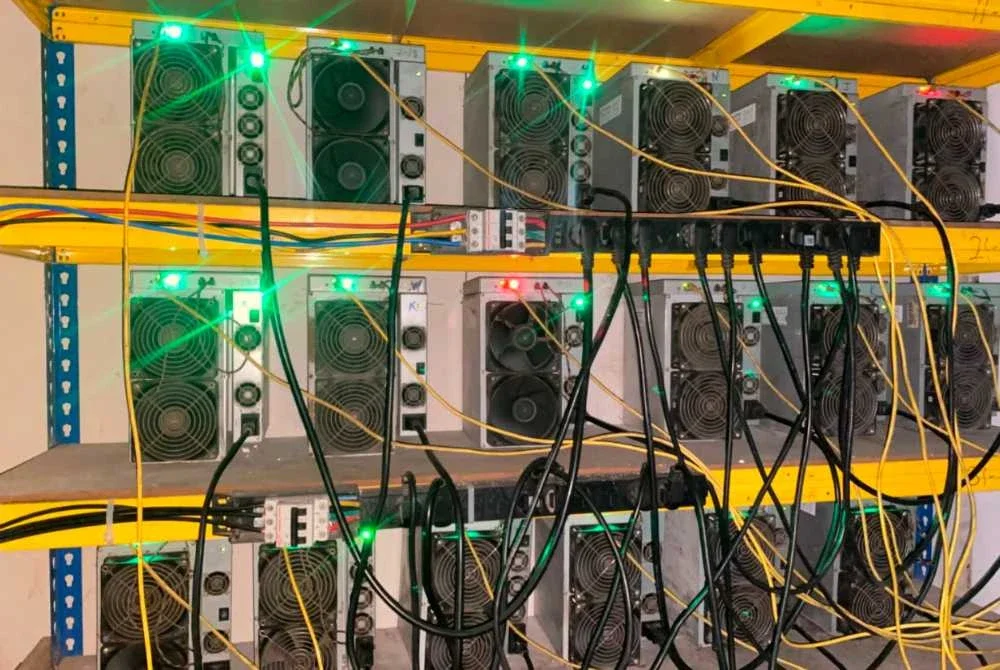 Dua premis dipercayai dijadikan lokasi kegiatan perlombongan mata wang kripto secara haram dengan menggunakan sambungan bekalan elektrik secara haram tanpa meter sah daripada TNB. Foto IPD Perak Tengah