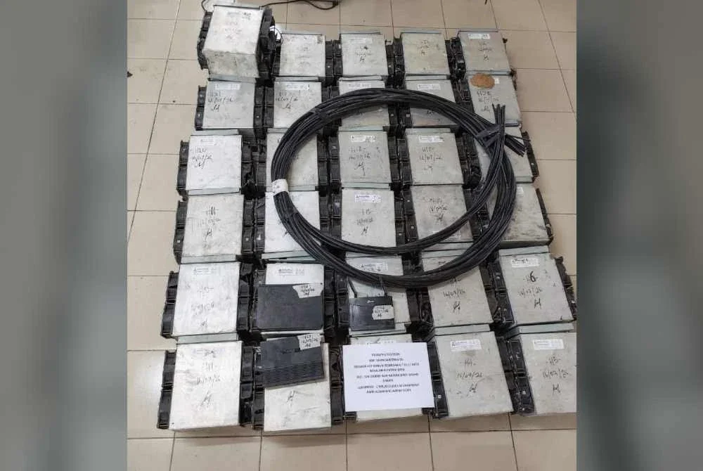 Polis berjaya merampas 62 mesin perlombongan bitcoin, dua unit internet router jenama Huawei TD LTE, empat unit desktop switch serta dua gulung kabel elektrik. Foto IPD Perak Tengah