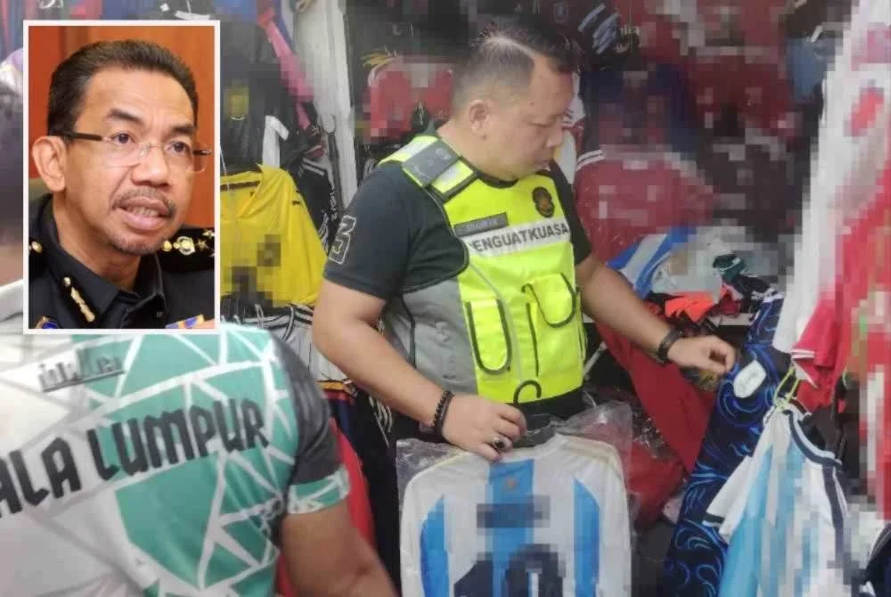 Antara serbuan rampasan jersi bola sepak Piala Dunia di Kuala Lumpur baru-baru ini. - Gambar kecil (Azman Adam)