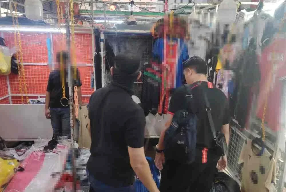 Antara serbuan rampasan jersi bola sepak Piala Dunia di Kuala Lumpur baru-baru ini.