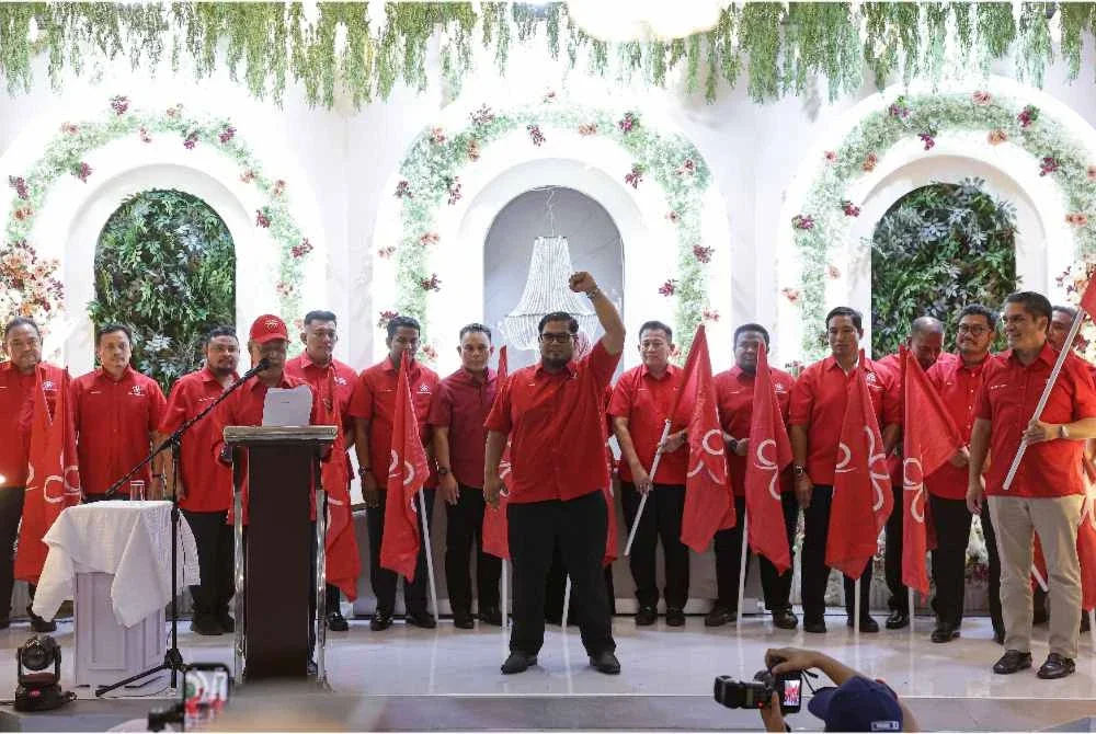 Presiden dan Pengasas Bersatu Tan Sri Muhyiddin Yassin bersama pemimpin dan penyokong parti pada Majlis Pelancaran Jentera Bersatu Negeri Sembilan. Foto Bernama 