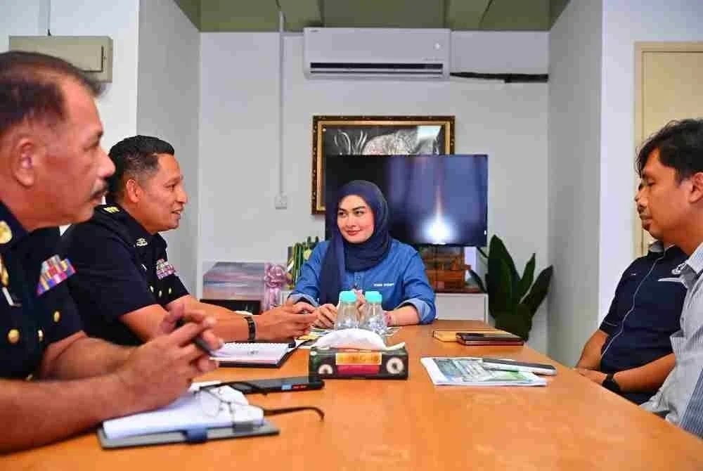 Young Syefura mengadakan pertemuan dengan polis dan JPJ berbincang berhubung kebimbangan pengguna terhadap segelintir pemandu kenderaan pacuan empat roda membawa muatan durian yang didakwa memandu secara berbahaya.FOTO FB YOUNG SYEFURA