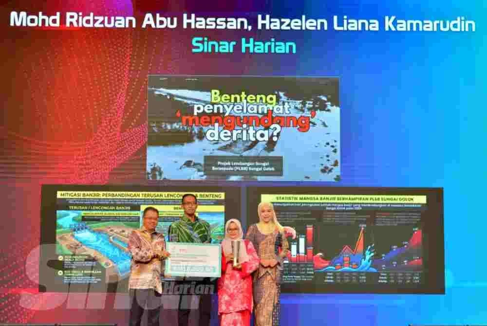 Mohd Ridzuan (dua dari kiri) dan Hazelen Liana (dua dari kanan) meraih emas bagi kategori Kewartawanan Multimedia Terbaik. 