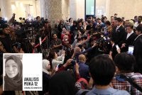 Pengamal media bukan sekadar melaporkan berita tetapi mereka membentuk naratif, mendidik masyarakat, menyemak fakta dan menjadi jambatan antara rakyat dengan kerajaan. Foto Bernama