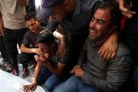 Ahli keluarga dan orang ramai menghadiri upacara pengebumian enam anggota polis Palestin yang terkorban dalam serangan Israel ke atas sebuah balai polis di Hospital al-Shifa, Bandar Gaza. Foto Agensi 