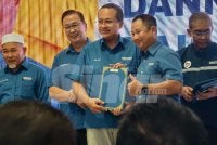 Ahmad Samsuri (tengah) menyerahkan watikah pencalonan kepada Danni Rais yang bertanding di DUN Klawang.
