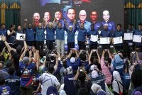 Pengerusi Perikatan Nasional, Datuk Seri Dr Ahmad Samsuri Mokhtar bergambar bersama selepas menyampaikan watikah pencalonan pada Majlis Perisytiharan Calon bagi Pilihan Raya Negeri Sembilan di Kompas Kampung Ismail pada Rabu. Foto Bernama 