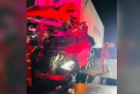 Pasukan bomba mengeluarkan mangsa yang tersepit di tempat duduk pemandu treler jenis Volvo dalam kemalangan di Kilometer 1, Jalan Tebuk Marso, Lebuhraya Persekutuan awal pagi Jumaat.