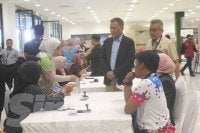 Ramlan (berdiri, kiri) ditemani Masri (kanan) meninjau persiapan akhir di pusat penamaan calon di Wisma Majlis Bandaraya Seremban pada Jumaat