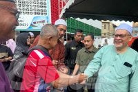 Orang ramai yang mengambil kesempatan bersalaman dengan Mohd Amar (kanan) selepas selesai Kuliah Jumaat. - Foto: SINAR HARIAN / ADILA SHARINNI WAHID