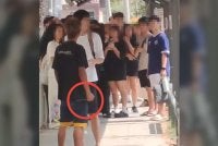 Tangkap layar rakaman video tular insiden seorang lelaki dikatakan diserang dengan senjata pisau oleh suspek tidak dikenali di Wangsa Maju.