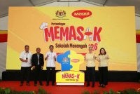 Ithnin Mahadi (tiga dari kiri) bersama Juan Aranols (dua dari kanan) pada majlis pelancaran MSSCC 2026 di Putrajaya pada Rabu.