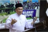 Anwar berucap pada Temu Anwar bersama pelajar-pelajar IPG Kampus Pendidikan Teknik di Bandar Enstek pada Jumaat. Foto Bernama