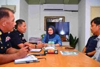 Young Syefura mengadakan pertemuan dengan polis dan JPJ berbincang berhubung kebimbangan pengguna terhadap segelintir pemandu kenderaan pacuan empat roda membawa muatan durian yang didakwa memandu secara berbahaya.FOTO FB YOUNG SYEFURA