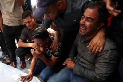 Ahli keluarga dan orang ramai menghadiri upacara pengebumian enam anggota polis Palestin yang terkorban dalam serangan Israel ke atas sebuah balai polis di Hospital al-Shifa, Bandar Gaza. Foto Agensi 