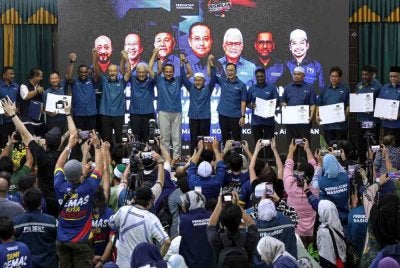 Pengerusi Perikatan Nasional, Datuk Seri Dr Ahmad Samsuri Mokhtar bergambar bersama selepas menyampaikan watikah pencalonan pada Majlis Perisytiharan Calon bagi Pilihan Raya Negeri Sembilan di Kompas Kampung Ismail pada Rabu. Foto Bernama 
