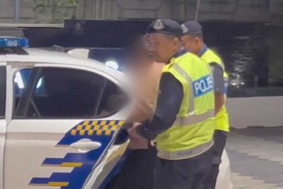 Gambar tular memaparkan pasangan tunang ditahan disyaki mencuri makanan di lobi sebuah residensi di Kajang baru-baru ini.