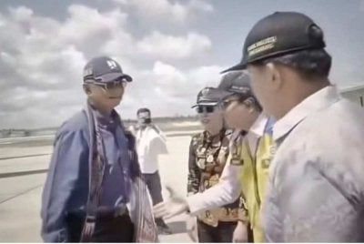 Tangkap layar Dody Hanggodo menolak berjabat tangan saat kunjungan kerja. Kredit/ aktual.com dan @net2netnews.
