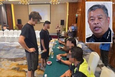 JIM melaksanakan pemeriksaan warga asing berhubung isu Network School di Forest City, Johor Selasa lalu - Gambar kecil (Zakaria)