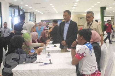 Ramlan (berdiri, kiri) ditemani Masri (kanan) meninjau persiapan akhir di pusat penamaan calon di Wisma Majlis Bandaraya Seremban pada Jumaat