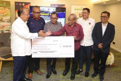 Sumbangan replika cek bernilai RM10,000 itu berlangsung di Hotel De MOCCIS pada Khamis.