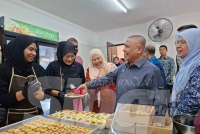 Saarani (dua dari kanan) diiringi Salbiah (tiga dari kiri) ketika meninjau operasi Halaman Suri Sejahtera Negeri Perak di Taman Lapangan Terbang, Ipoh.