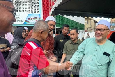 Orang ramai yang mengambil kesempatan bersalaman dengan Mohd Amar (kanan) selepas selesai Kuliah Jumaat. - Foto: SINAR HARIAN / ADILA SHARINNI WAHID