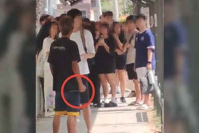 Tangkap layar rakaman video tular insiden seorang lelaki dikatakan diserang dengan senjata pisau oleh suspek tidak dikenali di Wangsa Maju.