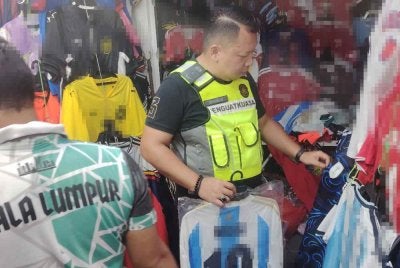 Antara serbuan rampasan jersi bola sepak Piala Dunia di Kuala Lumpur baru-baru ini.
