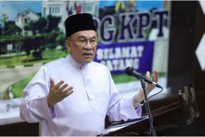 Anwar berucap pada Temu Anwar bersama pelajar-pelajar IPG Kampus Pendidikan Teknik di Bandar Enstek pada Jumaat. Foto Bernama