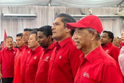 Muhyiddin (kanan) pada Majlis Pelancaran Jentera dan Pengumuman Calon Bersatu bagi PRN Negeri Sembilan di Nilai pada Jumaat.