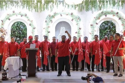 Presiden dan Pengasas Bersatu Tan Sri Muhyiddin Yassin bersama pemimpin dan penyokong parti pada Majlis Pelancaran Jentera Bersatu Negeri Sembilan. Foto Bernama 