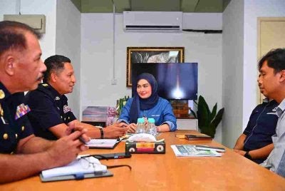 Young Syefura mengadakan pertemuan dengan polis dan JPJ berbincang berhubung kebimbangan pengguna terhadap segelintir pemandu kenderaan pacuan empat roda membawa muatan durian yang didakwa memandu secara berbahaya.FOTO FB YOUNG SYEFURA