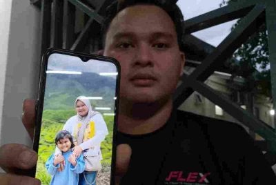 Nur Arif menunjukkan gambar Nur Atikah dan anaknya, Nur Atiya Sofiya.