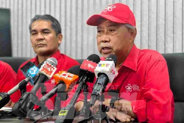Muhyiddin (kanan) bercakap kepada pemberita selepas Melancarkan Jentera dan Mengumumkan Calon Bersatu dalam PRN Negeri Sembilan di Seremban pada Jumaat.